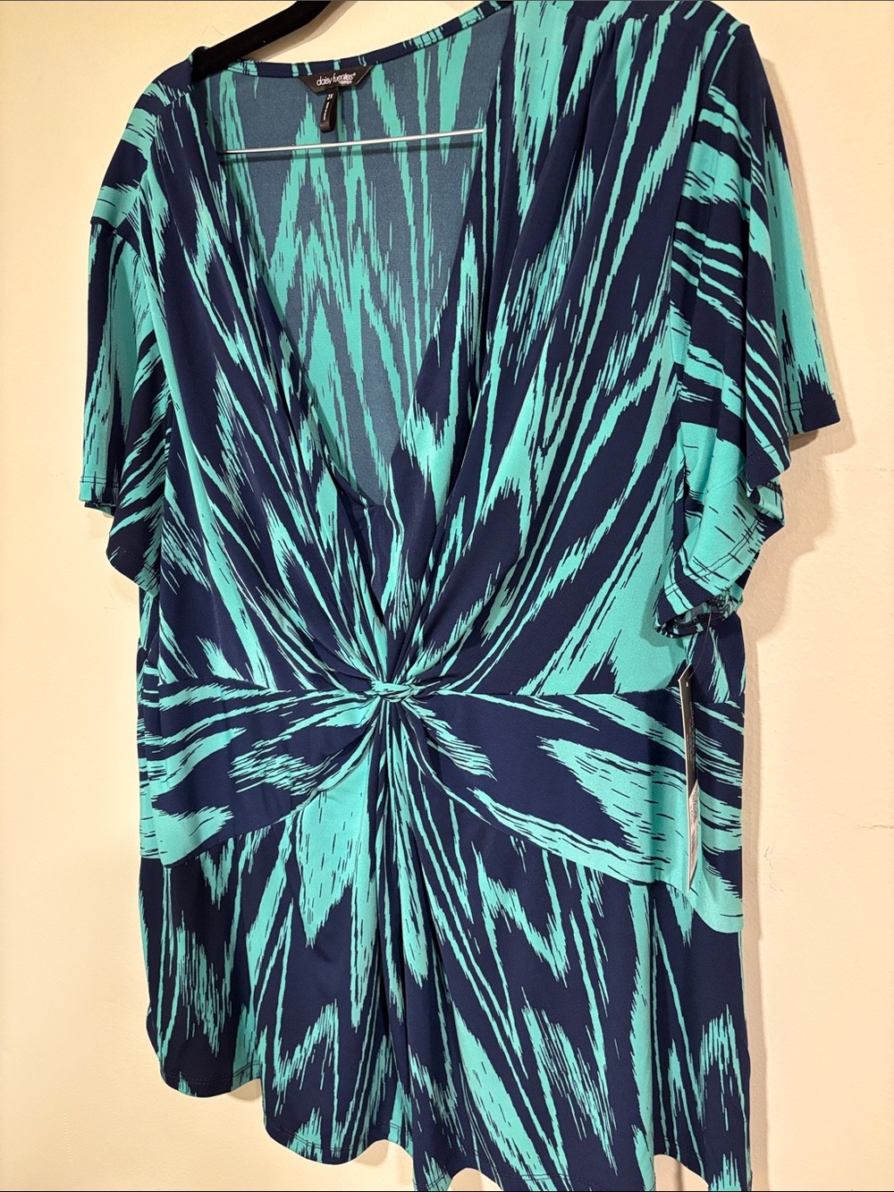 Daisy Fuentes navy and mint abstract twist-front blouse
